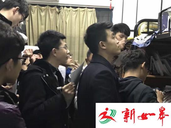 同学拿笔记本听学霸讲课