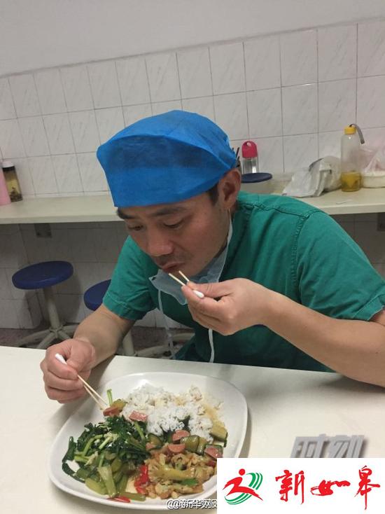 外科医生用棉签吃饭，只为锻炼手术技艺