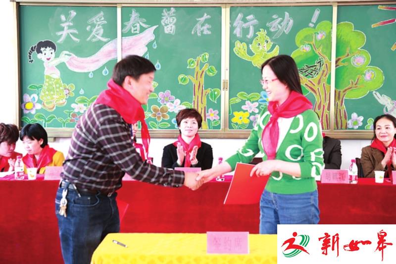 郁霞秋参加宿迁&ldquo;春蕾助学&rdquo;活动。