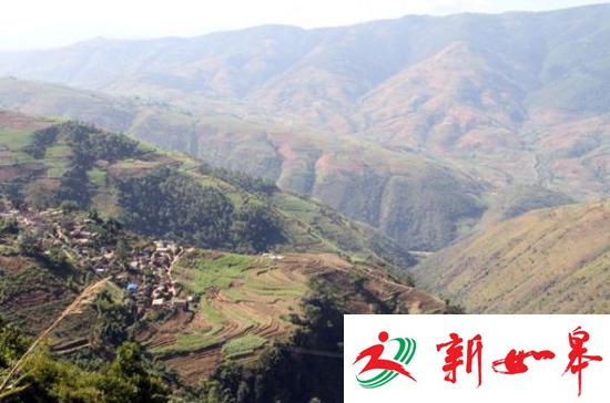 自家寨就镶嵌在怒江斜坡上。