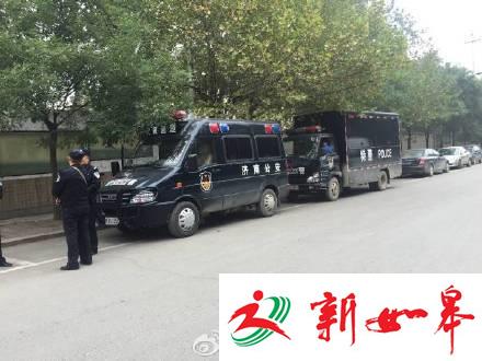 校门口围着大批居民,多辆警车进入学校处理此事。现场图片