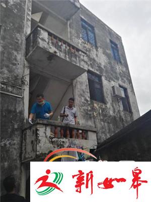 初二男生家中离奇身亡 嘴巴贴透明胶悬挂房梁上