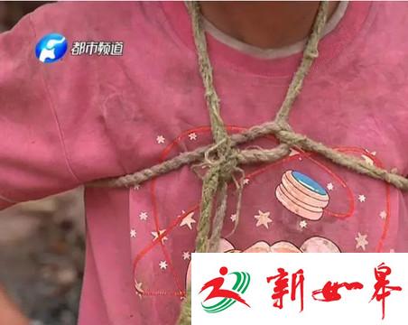 八岁女孩被栓大树上五年 父母亲均残疾无力照看