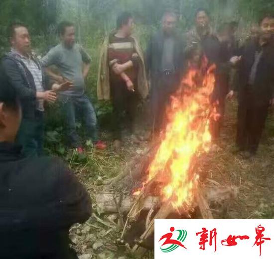 黑熊被活剥火烤?da当地:袭击村民 被毙后焚烧掩埋