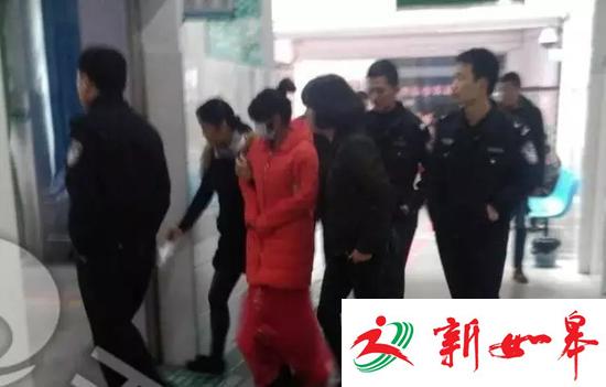 女子被警方控制