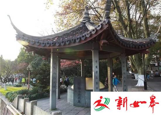 有点尴尬！两位外国游客来西湖游玩，结果把武松墓前的供桌当成了石凳……