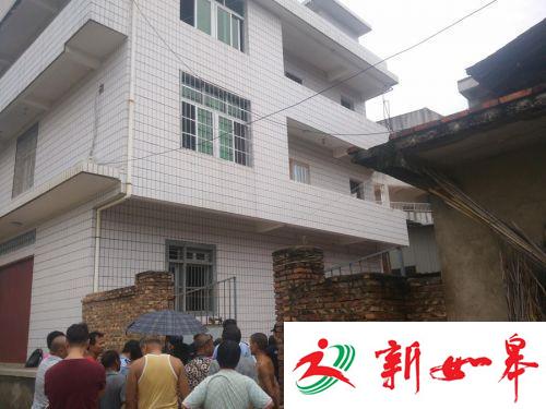 母女当时住在二楼，双双被砍死在二楼门口