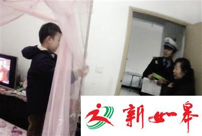 6岁的小阮独自在家感到又冷又怕，于是拨打110“求温暖”。本报记者 甘侠义 摄