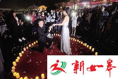 重庆女子LED大屏求婚 单膝下跪喊：娶我好吗？