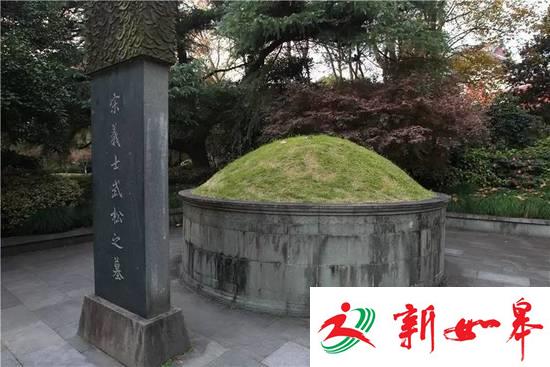 有点尴尬！两位外国游客来西湖游玩，结果把武松墓前的供桌当成了石凳……
