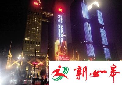 重庆女子LED大屏求婚 单膝下跪喊：娶我好吗？