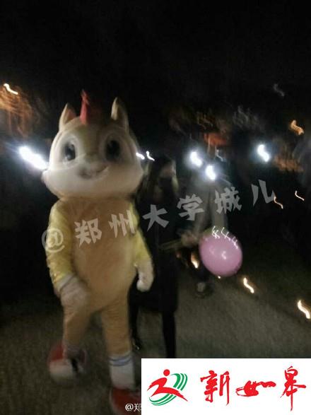 网爆郑州某校平安夜女生向女生告白成功