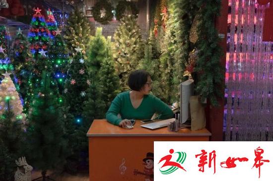 市场大厅内是大约5万个布满圣诞装饰的摊位。