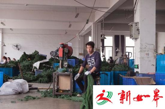 一名工人在制作塑料圣诞树。
