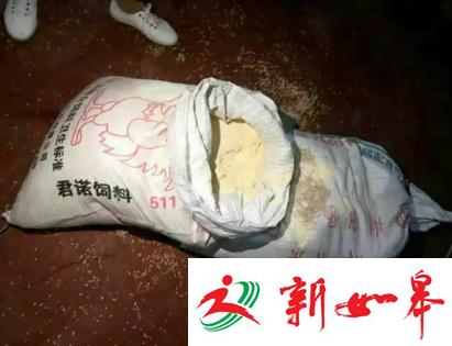 对于装玉米面的袋子为何是装猪饲料、鸡饲料袋的问题，学校餐厅原负责人于春丽（事发后被撤换）解释说，家长拍摄的学校里的用饲料袋盛装的玉米面并非给学生食用的玉米面，而是用于饲养鸡鸭的饲料，&ldquo;给学生熬粥用的玉米面，用的都是专门的面粉袋或是大米袋。&rdquo;