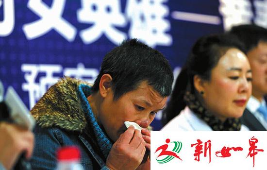 提及失鼻当天情景，黄老师不禁伤心落泪