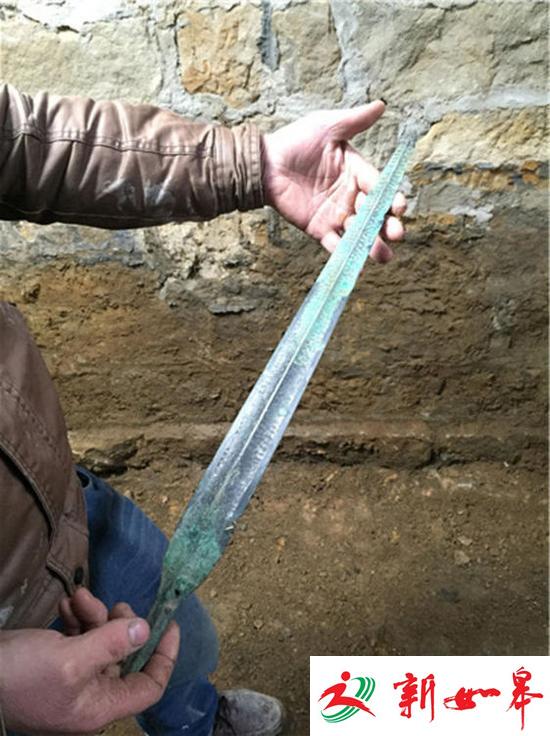 重庆村民拆老房子发现大宝剑 专家:系战国柳叶剑