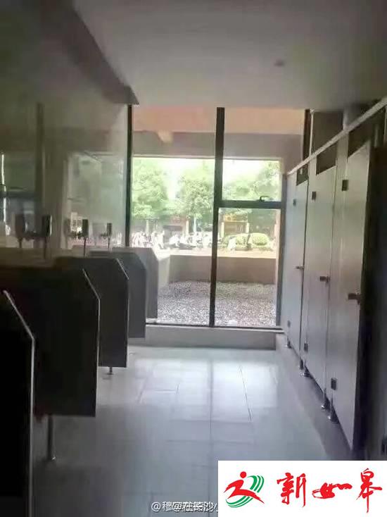 网曝湖南一高校卫生间是玻璃墙 网友：静观其便