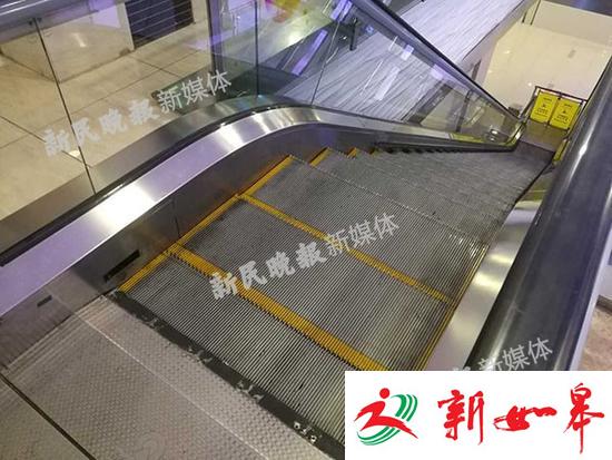 昨晚浦东喜马拉雅中心扶梯惊魂 踏板突然拱起断裂