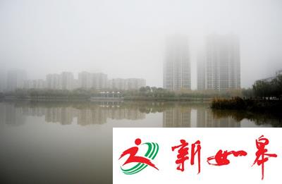 ▶昨天，扬州遇大雾天气，能见度较低。司新利摄
