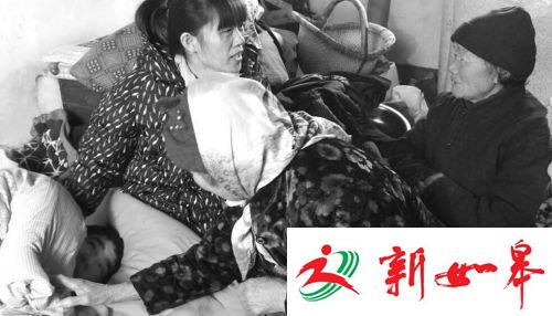 12日上午，得知张富回家，村邻纷纷赶来探望，张富害羞地躲进了被窝里，妈妈一直在一旁守着他。