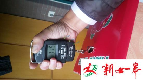 湖北一男子买回25斤苹果 纸箱夹缝灌了7斤水泥
