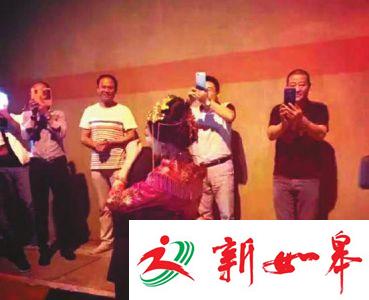 新人结婚碰上高速路堵车 为赶良辰吉时隧道办婚礼