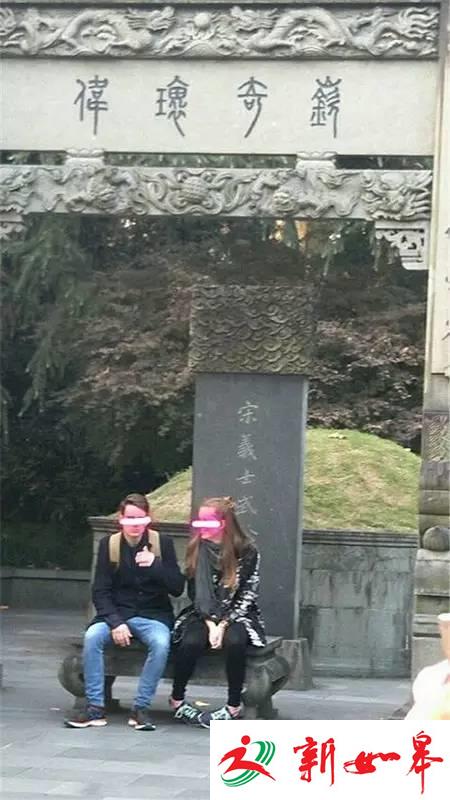 有点尴尬！两位外国游客来西湖游玩，结果把武松墓前的供桌当成了石凳……