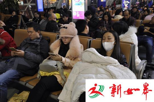 大雾导致旅客滞留成都机场。　吕俊明 摄