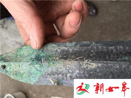 重庆村民拆老房子发现大宝剑 专家:系战国柳叶剑