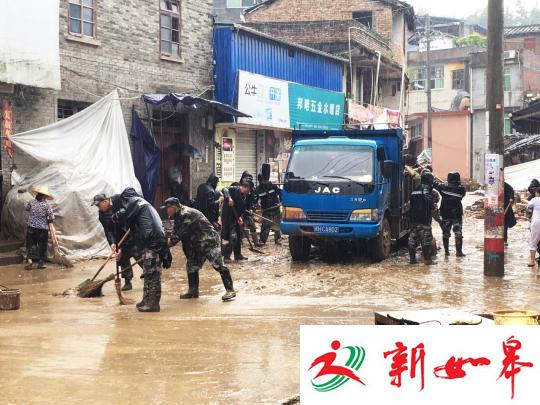 图为救灾现场。　薛秉勇 摄