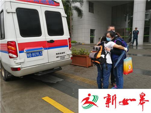 罗一笑的遗体被送上救护车