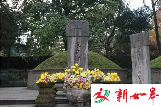 有点尴尬！两位外国游客来西湖游玩，结果把武松墓前的供桌当成了石凳……