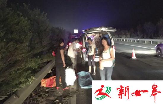 四川高速车祸一人身亡 民警抱去世妇女孩子执勤