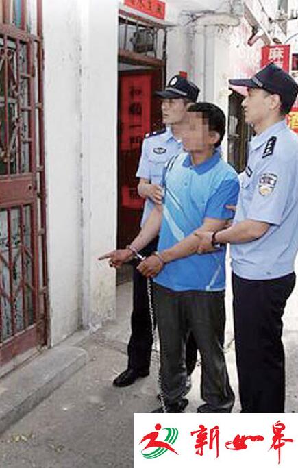 宋某月辨认当年的案发地点。警方供图