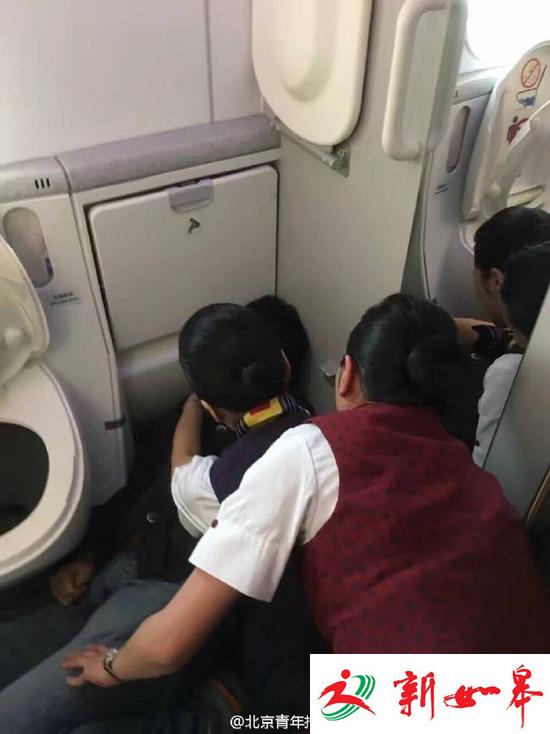 北京飞洛杉矶航班 乘客猝死飞机厕所