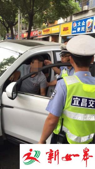 当地交警将肇事司机控制 网友供图