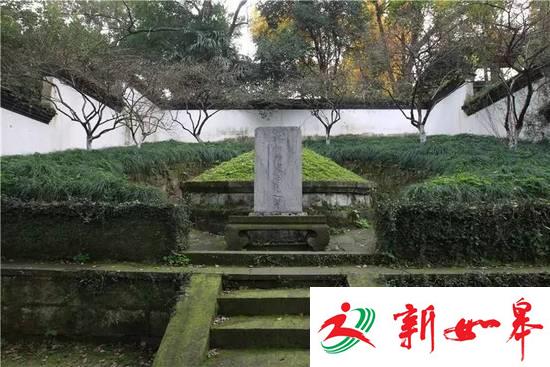 有点尴尬！两位外国游客来西湖游玩，结果把武松墓前的供桌当成了石凳……