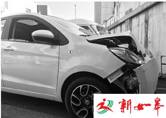 女子因感情纠纷一时赌气 开车撞向酒店大门