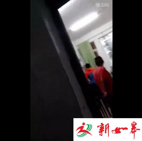 四川学生办公室内殴打老师 有学生在门口摄像
