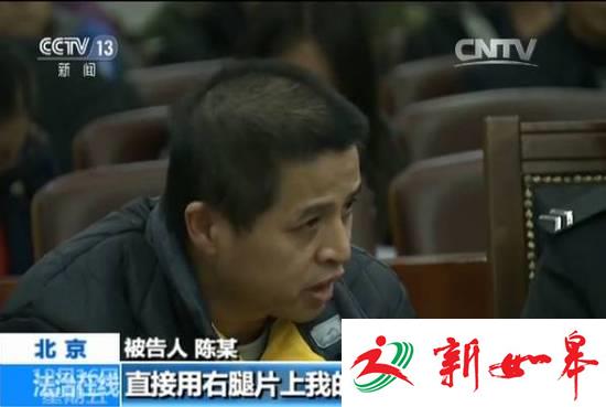 因拒交19.5元停车费 男子开车顶人闹市狂奔