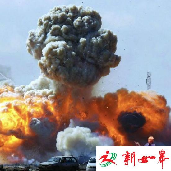 老伯洪水中淡定喝咖啡成网红 网友改图被