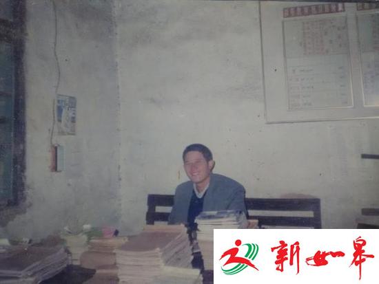 河南一民办教师15年领1.6万欠条 村主任：没钱
