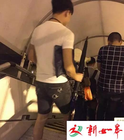 小编只想问一句：大兄弟，你冷吗？