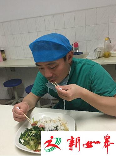 医生手术后用棉签吃饭成网红 称不怕被质疑作秀