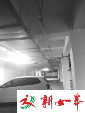 小区出入路安200个地桩 业主质疑为出售地下车位