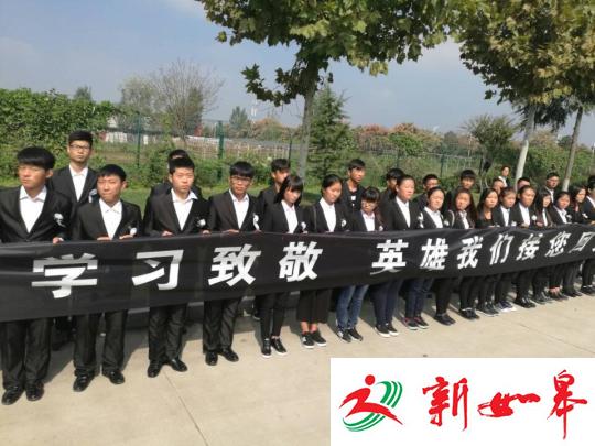 图为南阳民众沿路迎接王锋骨灰返乡。 董飞 摄