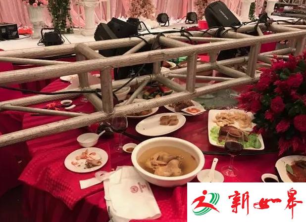无锡一酒店婚礼舞台钢架倒塌 主桌7人被砸