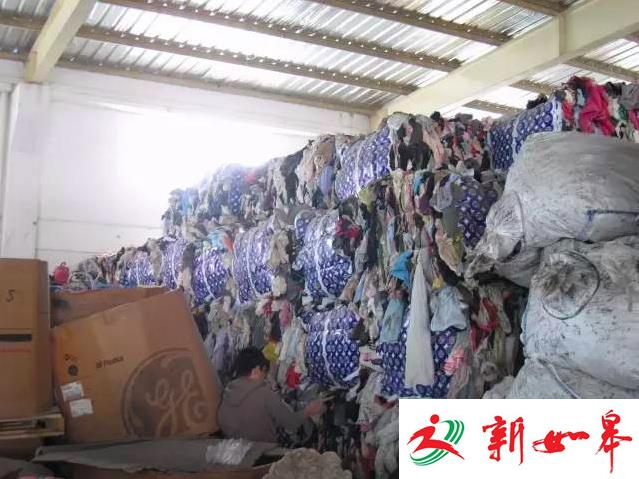 ▲ 海关截获的洋垃圾、旧服装